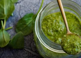 طريقة عمل صلصة الريحان بالخل