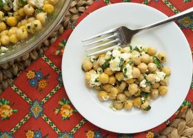 طريقة عمل سلطة الحمص بالجبن الفيتا