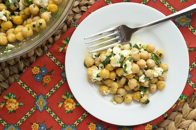 طريقة عمل سلطة الحمص بالجبن الفيتا