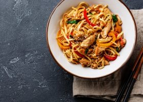 طريقة عمل النودلز بالدجاج والخضار