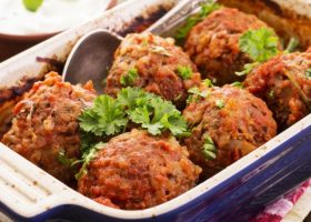 طريقة عمل كرات اللحم مع الصلصة بالفرن