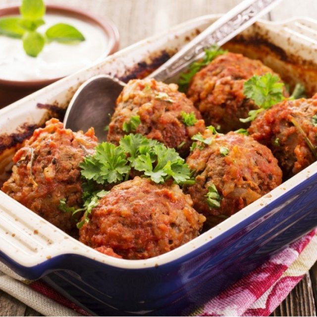 طريقة عمل كرات اللحم مع الصلصة بالفرن