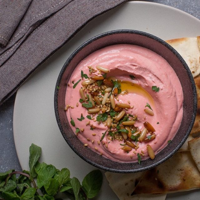 طريقة عمل تغميسة الحمص والشمندر