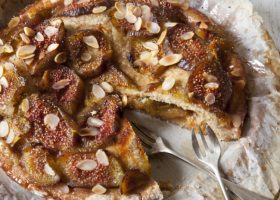 طريقة عمل فطيرة التين واللوز المحمص