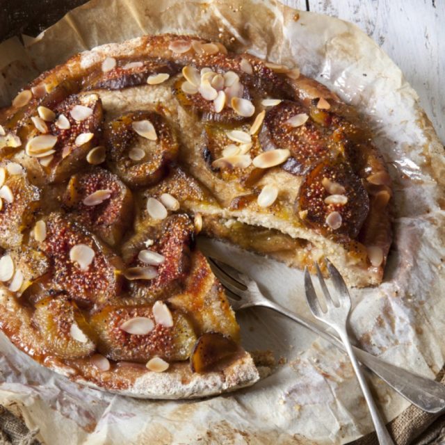 طريقة عمل فطيرة التين واللوز المحمص