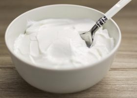 طريقة عمل الزبادي اليوناني في المنزل