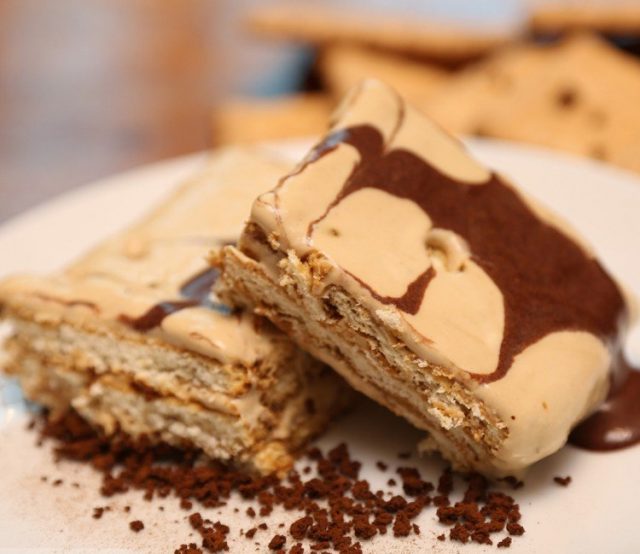 طريقة عمل حلى النسكافيه بالبسكويت