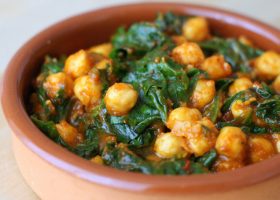 طريقة عمل شوربة السبانخ بالحمص