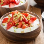 طريقة عمل حلى الزبادي بالفراولة والفستق الحلبي