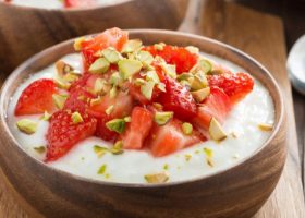 طريقة عمل حلى الزبادي بالفراولة والفستق الحلبي