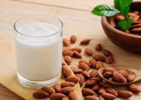 طريقة عمل حليب اللوز في المنزل