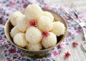 طريقة عمل كرات جوز الهند بالقشطة