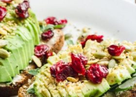 طريقة عمل توست بالأفوكادو والتوت البري