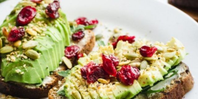 طريقة عمل توست بالأفوكادو والتوت البري