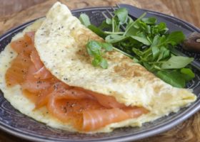 طريقة عمل أومليت بالسلمون