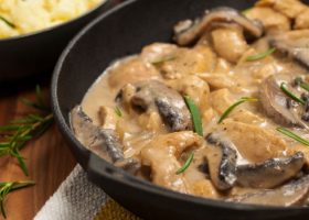 طريقة عمل دجاج بالكريمة والفطر