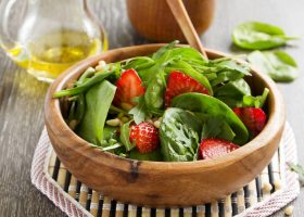 طريقة عمل سلطة الجرجير بالفراولة