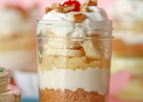 طريقة عمل حلى الموز بالكريمة والبسكويت