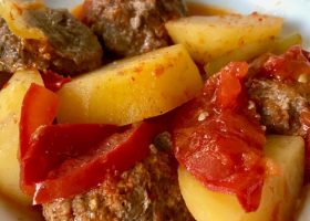 طريقة عمل الكفتة المحمرة مع البطاطس