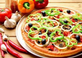 طريقة عمل بيتزا الخضار بالمقلاة