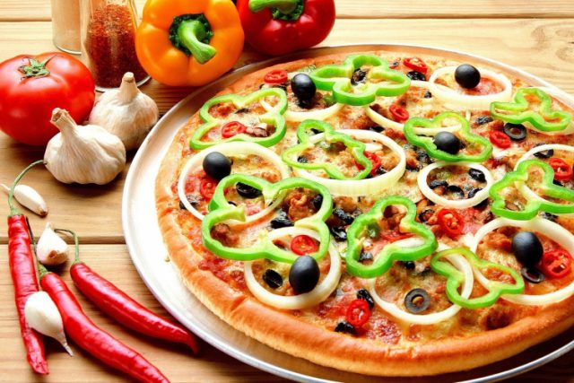 طريقة عمل بيتزا الخضار بالمقلاة