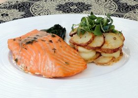 طريقة عمل السلمون مع السبانخ والبطاطس