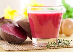 طريقة عمل سموذي الشمندر بالكرز