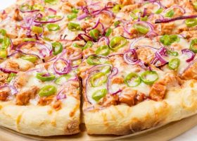طريقة عمل بيتزا بالدجاج والهلابينو