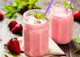 طريقة عمل سموثي الفراولة بحليب جوز الهند