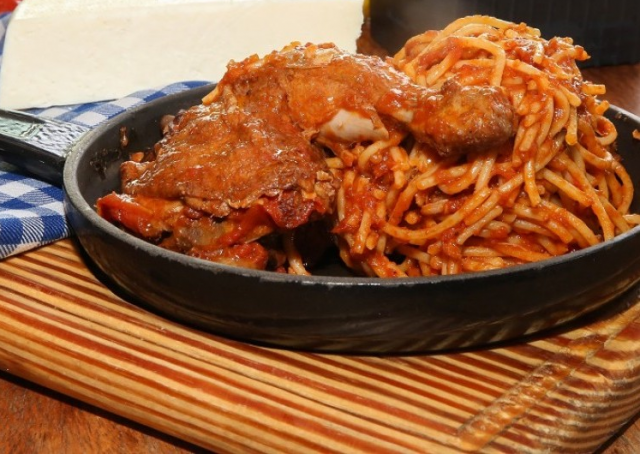 طريقة عمل مكرونة بالدجاج والصلصة