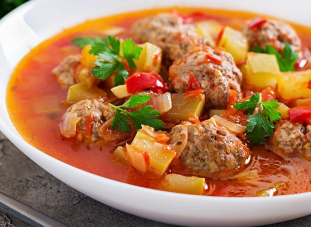 طريقة عمل شوربة الخضار مع كرات اللحم