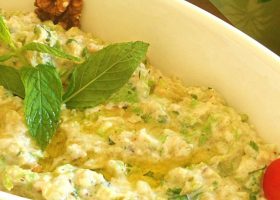 طريقة عمل متبل الكوسا باللبن والجوز