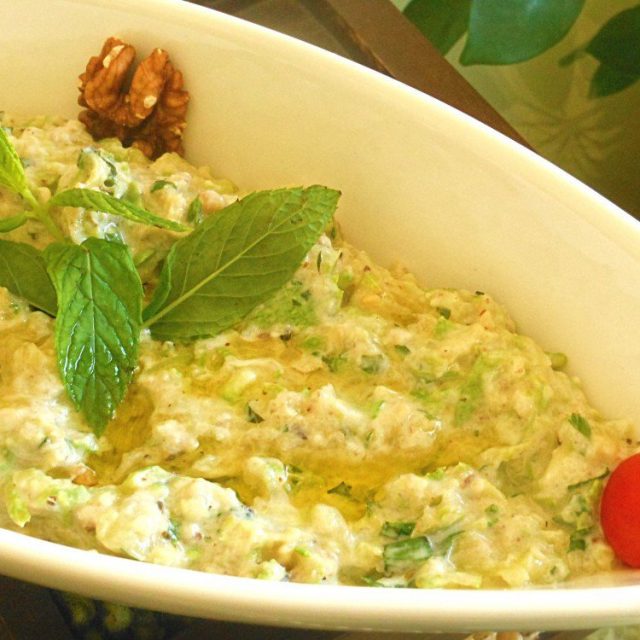 طريقة عمل متبل الكوسا باللبن والجوز