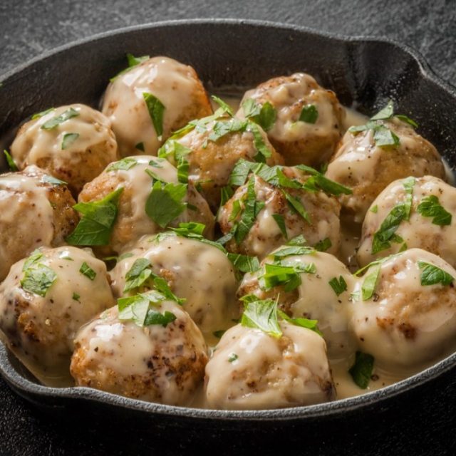 طريقة عمل كرات اللحم بالصلصة البيضاء بالفرن