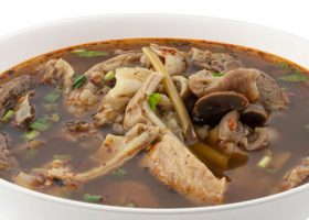 طريقة عمل شوربة حارة وحامضة