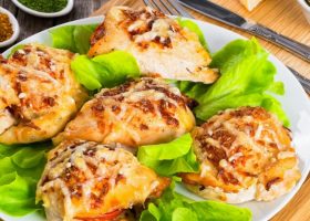 طريقة عمل دجاج مشوي مع البيستو والجبن