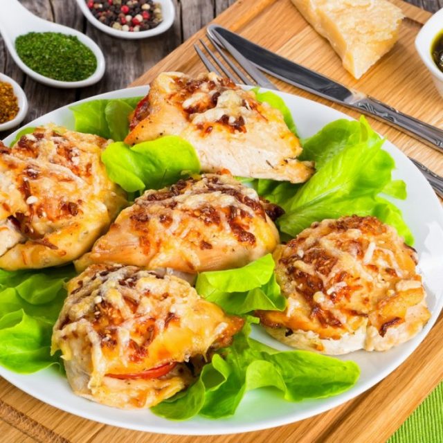 طريقة عمل دجاج مشوي مع البيستو والجبن