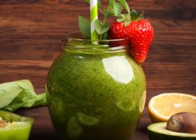 طريقة عمل سموذي الأفوكادو بالفراولة