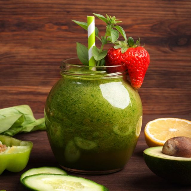 طريقة عمل سموذي الأفوكادو بالفراولة