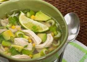 طريقة عمل شوربة الدجاج بالأفوكادو