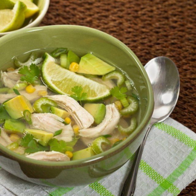 طريقة عمل شوربة الدجاج بالأفوكادو