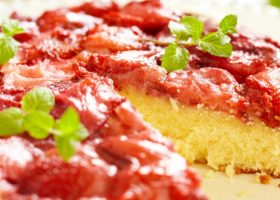 طريقة عمل كيك الزبادي بالفراولة