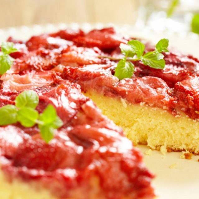 طريقة عمل كيك الزبادي بالفراولة