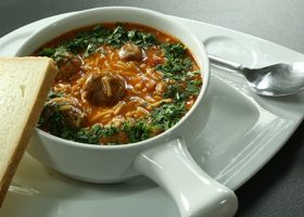 طريقة عمل شوربة كرات الكفتة بالشعيرية