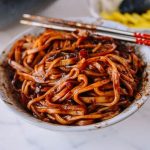 طريقة عمل المكرونه السوداء الكوريه