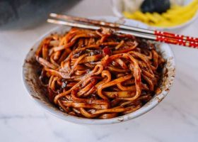 طريقة عمل المكرونه السوداء الكوريه