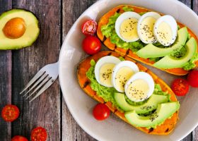 طريقة عمل شرائح البطاطا الحلوة بالبيض والأفوكادو