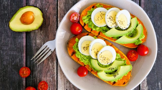 طريقة عمل شرائح البطاطا الحلوة بالبيض والأفوكادو