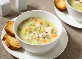 طريقة عمل شوربة البطاطس بالدجاج والخضار