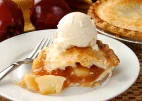 طريقة عمل فطيرة التفاح والتمر